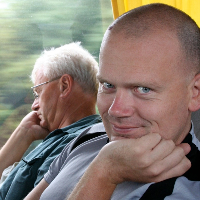 Wil en Pim IJsendoorn in de bus onderweg naar Spanje