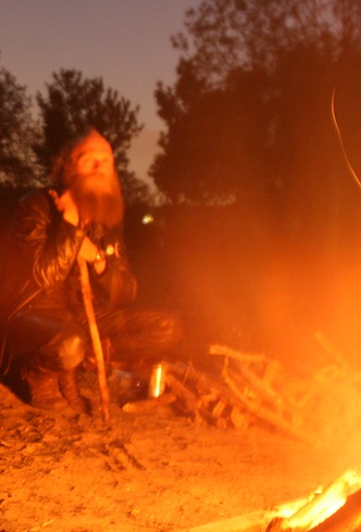 Kampvuur op camping bij Almere