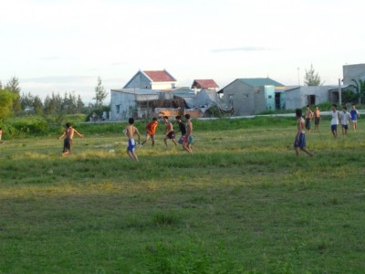 voetballen jongeren - buiten Hoi An